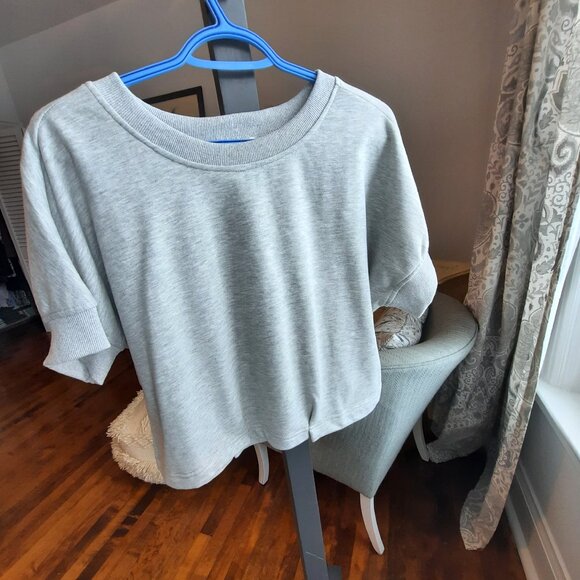 Short sleeve cropped sweatshirt, button detail on back,  cinched in waist - Picture 2 of 6